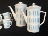 un service à thé blanc et bleu, avec tasses et soucoupes