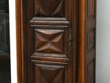 une grande armoire en bois surmontée d'une porte