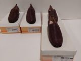 trois paires de chaussures posées sur une boîte