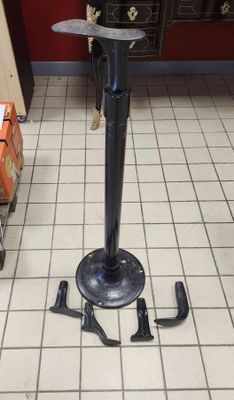 un plateau de table noir avec un piètement en métal, posé sur un sol carrelé