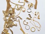 beaucoup de bijoux en or sur une surface blanche