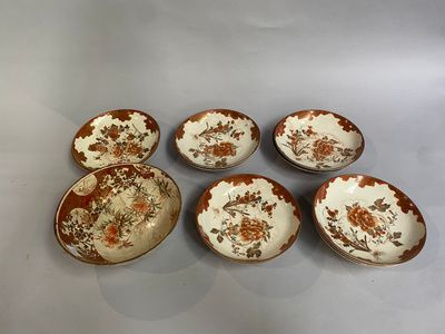 six assiettes marron et blanches ornées de fleurs, posées sur une table