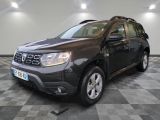 l'avant d'une Dacia grise garée sur un sol à damier