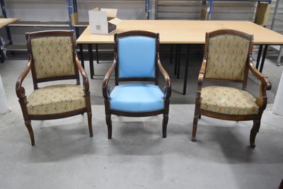 quatre chaises placées devant une table