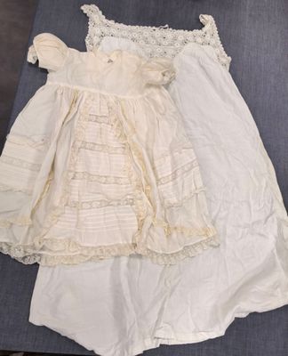 Robe de baptême et fond de robe Quelques tâches