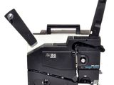 une photo en noir et blanc d'un vieux projecteur de cinéma