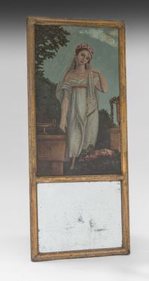 une vieille photo d'une femme en robe blanche, debout devant un miroir
