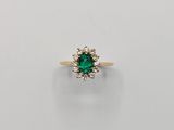 une bague à grappes d'émeraudes et de diamants