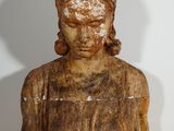 une statue de femme assise sur une table