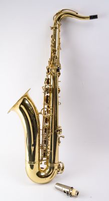 une image représentant un saxophone doré sur fond noir et blanc