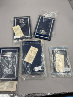 cinq sacs contenant des objets posés sur une table