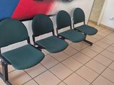 une rangée de chaises dans un restaurant, en attente des clients