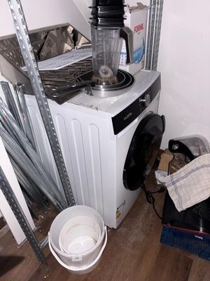 un mixeur posé sur une machine à laver dans une pièce