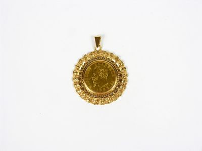 gros plan d'une pièce d'or sur une surface blanche