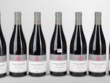 six bouteilles de vin rouge alignées sur une table