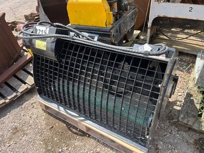 une photo d'une grosse machine posée dans la terre
