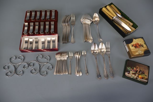 Partie de ménagère modèle uni plat et chiffré comprenant : 10 fou...