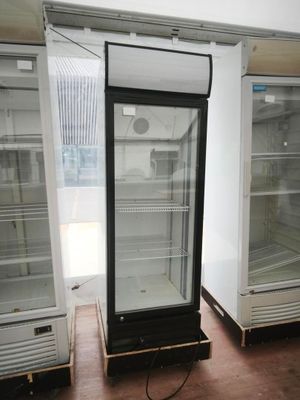 deux réfrigérateurs vides au milieu d'une pièce