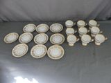 un tas de tasses et de soucoupes posées sur une table