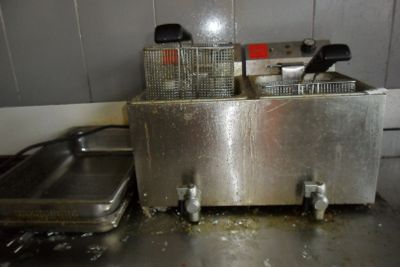 deux friteuses posées sur le comptoir de la cuisine