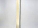 une image représentant une grande lampe posée sur une table