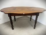 une photo d'une table en bois aux pieds tournés
