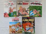 plusieurs livres pour enfants sont alignés sur une surface blanche
