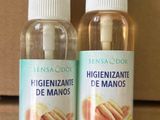deux flacons de gel hydroalcoolique posés sur une boîte en carton