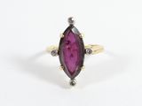 Gros plan sur une bague contenant une pierre violette