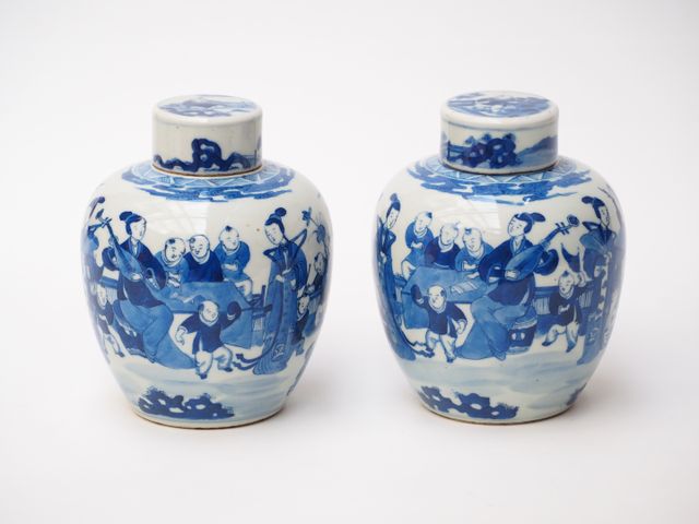 CHINE fin du XIXème siècle
Paire de pots couverts en porcelaine b...