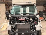 une photo d'un camion avec le capot ouvert