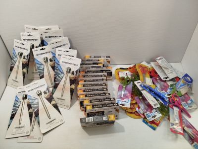 beaucoup de brosses à dents et de dentifrice sur le plan de travail