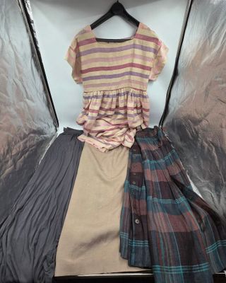 une valise contenant des vêtements, posée sur une table