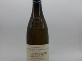 la bouteille de vin est posée sur une surface blanche