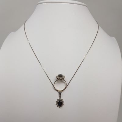 un torse de mannequin blanc orné d'un collier avec un pendentif en forme de fleur