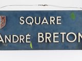 un panneau bleu sur lequel sont inscrits les mots « square » et « breton »