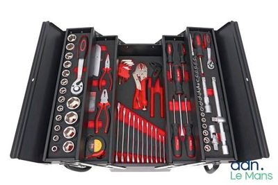 une trousse à outils dans un coffret noir sur fond blanc