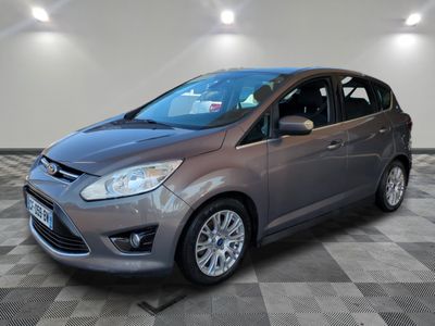 une Ford C-Max grise garée sur un sol à damier