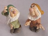 deux figurines représentant Blanche-Neige et les sept nains