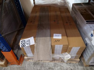 de nombreux cartons posés sur une palette