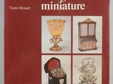 une image représentant un livre orné d'illustrations d'objets anciens