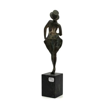 statue en bronze représentant une femme coiffée d'un chapeau