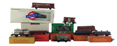 plusieurs petits trains sont alignés sur une surface blanche
