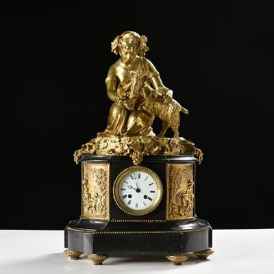 une horloge surmontée d'une statue, posée sur une table