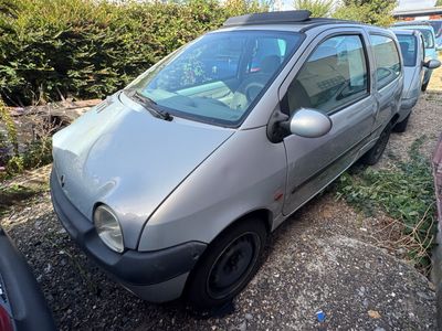 une photo d'une petite voiture garée sur un parking