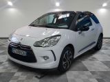 la petite voiture blanche est garée sur un sol en damier
