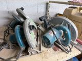 un tas d'outils posé sur une table dans un garage