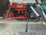 Plusieurs outils sont posés sur une table dans un garage.