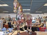 une statue de cheval exposée dans une boutique