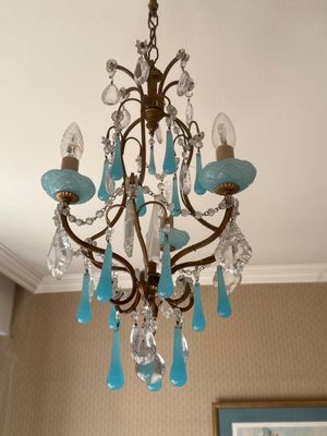 un lustre dont des gouttes de verre bleues pendent du plafond